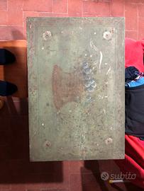 Piccolo tavolino con decori