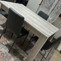 Tavolo con sedie grigio chiaro