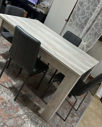Tavolo con sedie grigio chiaro