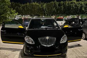Lancia ypsilon , allestimento momo design 