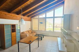 Attico bilocale luminoso con arredi e posto auto