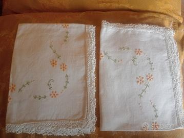 Coppia tovagliette colazione vintage ricamate a ma