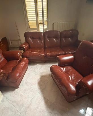 Divano e poltrone in pelle marrone