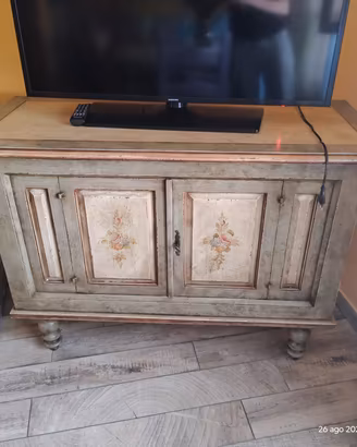 Credenza o madia in stile antico 