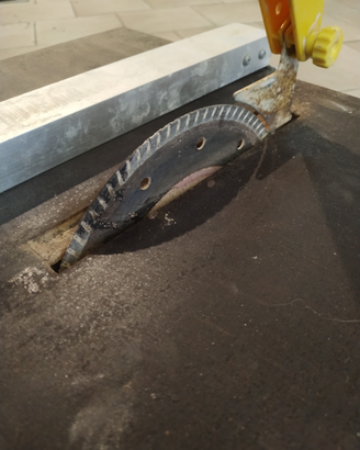 Tagliapiastrelle ad acqua
