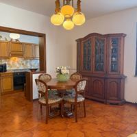 Villa su più livelli con box e cortile privato