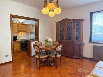 Villa su più livelli con box e cortile privato