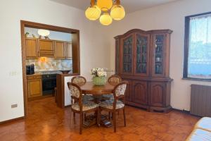 Villa su più livelli con box e cortile privato