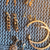 Gli orecchini sono diversi.