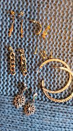 Gli orecchini sono diversi.