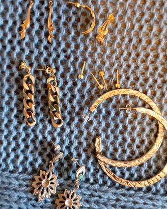 Gli orecchini sono diversi.