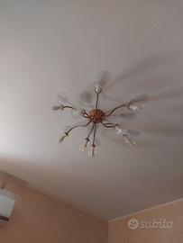 Lampadario e quadro