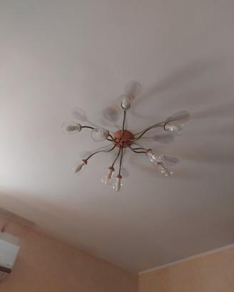 Lampadario e quadro