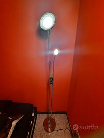 Lampada da terra in metallo