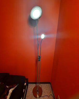 Lampada da terra in metallo