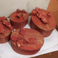 Scatole ovali rosse natalizie con fiocco