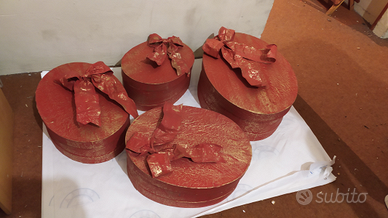 Scatole ovali rosse natalizie con fiocco