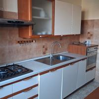 Cucina con elettrodomestici 