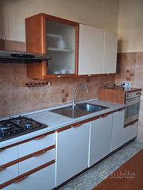 Cucina con elettrodomestici 