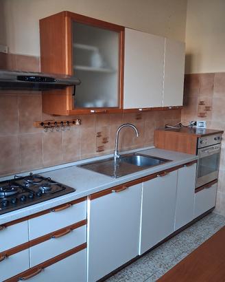 Cucina con elettrodomestici 