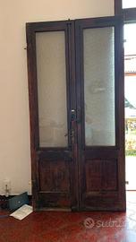 porta antica in legno a due ante con vetri lavorat