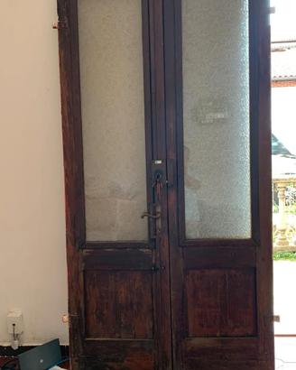 porta antica in legno a due ante con vetri lavorat