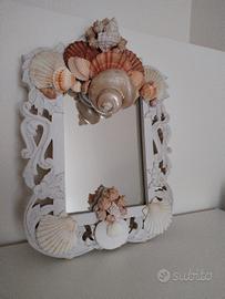 specchio in legno bianco decorato