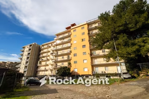 Appartamento di 170 m² con più di 5 locali a Catan