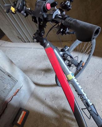 Bici trekking RIVERSIDE 500 grigio-rosso