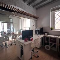 SCRIVANIA SU BOX A CASSETTI E PORTA PC SU RUOTE