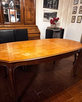 Tavolo di legno e sedie