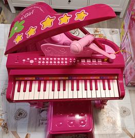 pianoforte a coda con microfono e sgabello