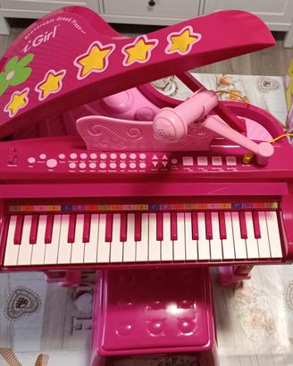 pianoforte a coda con microfono e sgabello