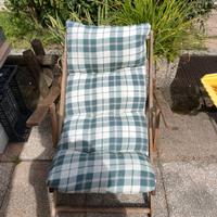 Sdraio vintage in legno con cuscino a quadretti