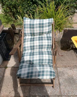 Sdraio vintage in legno con cuscino a quadretti