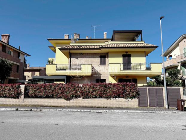 APPARTAMENTO PARI AL NUOVO CON TERRAZZO !!