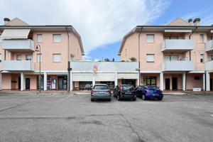 NEGOZIO A PORTO MANTOVANO