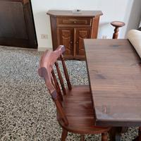 Tavolo da 8 e 6 sedie massicce.