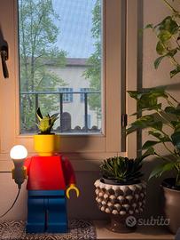 Lampada da tavolo - omino LEGO design moderno