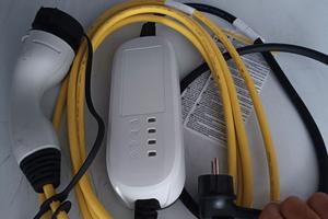 Caricabatteria originale VW auto elettrica 