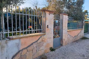 Immobile composto da tre appartamenti