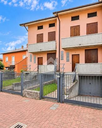 VILLA A SCHIERA CENTRALE A DOVERA