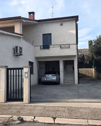 Appartamento arredato con terrazzo al primo piano