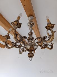 Antico lampadario in legno