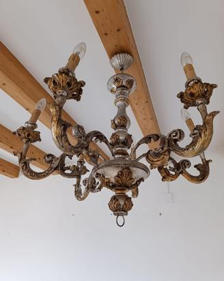 Antico lampadario in legno