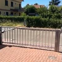 Cancello in alluminio ad alzata verticale