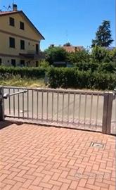 Cancello in alluminio ad alzata verticale