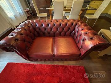 Divano Chesterfield in pelle bordeaux vintage