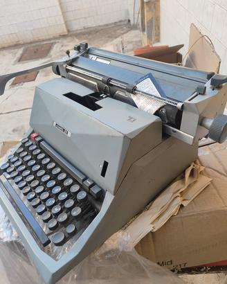 macchina da scrivere Olivetti 