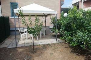 Giulianova lido davanti al mare con giardino